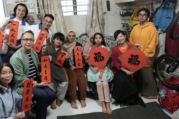 官員探訪長者與少數族裔表關懷