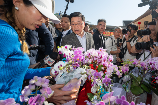 特首觀塘逛花市
