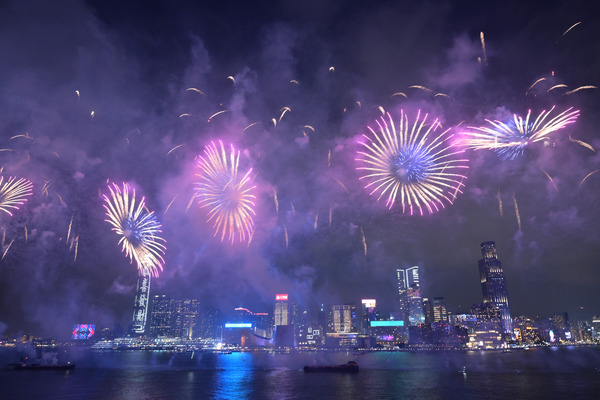 馬到功成耀香江 煙花璀璨賀豐年