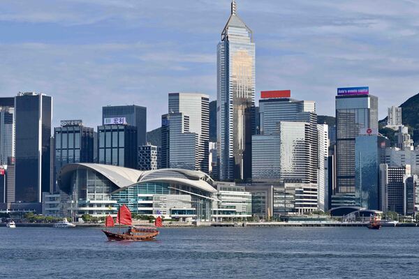 鞏固香港國際貿易和航空航運地位