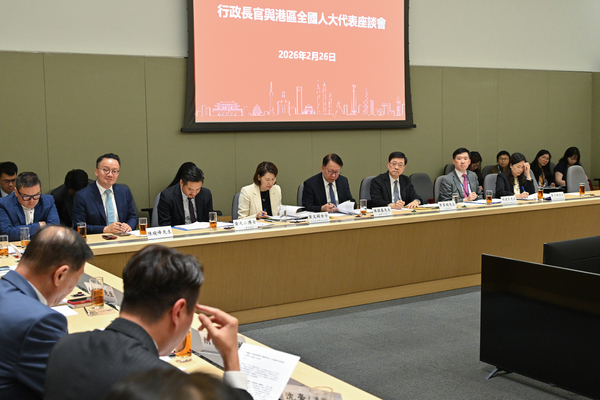 特首晤港區人大代表和政協委員