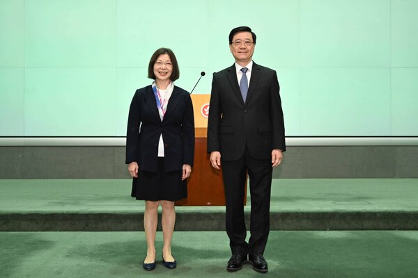 謝小華任政制及內地事務局局長