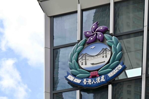 郭俊峯延任入境處處長至明年