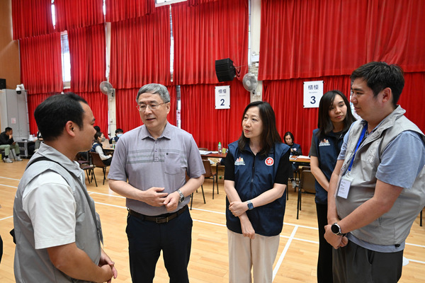 卓永興再視察宏福苑居民上樓安排