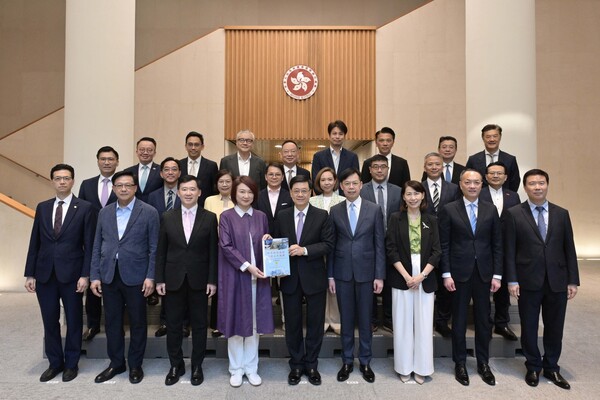 特首聽取立會就五年規劃工作成果
