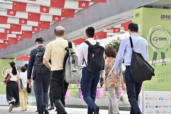 特首：公務員新評核機制獎罰分明