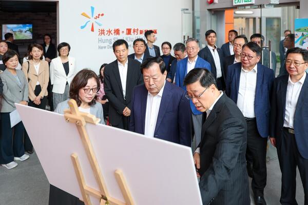 夏寶龍抵港進行首日考察調研