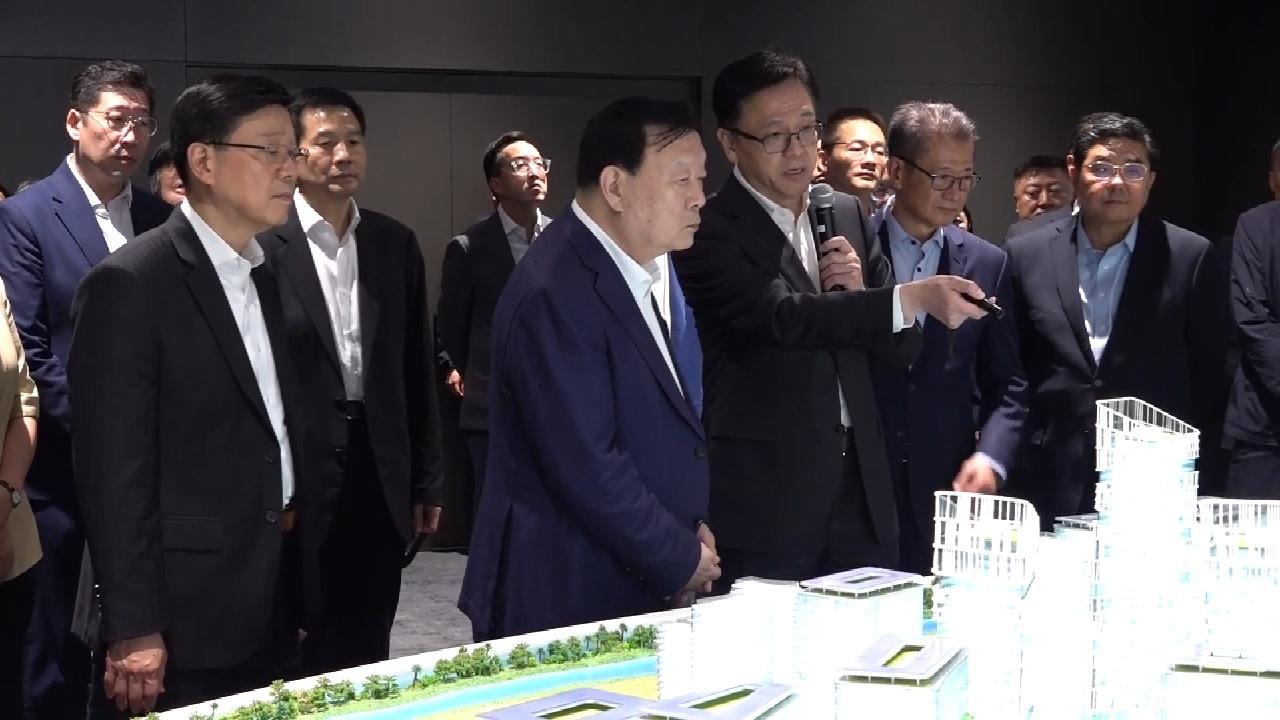 夏寶龍抵港進行首日考察調研
