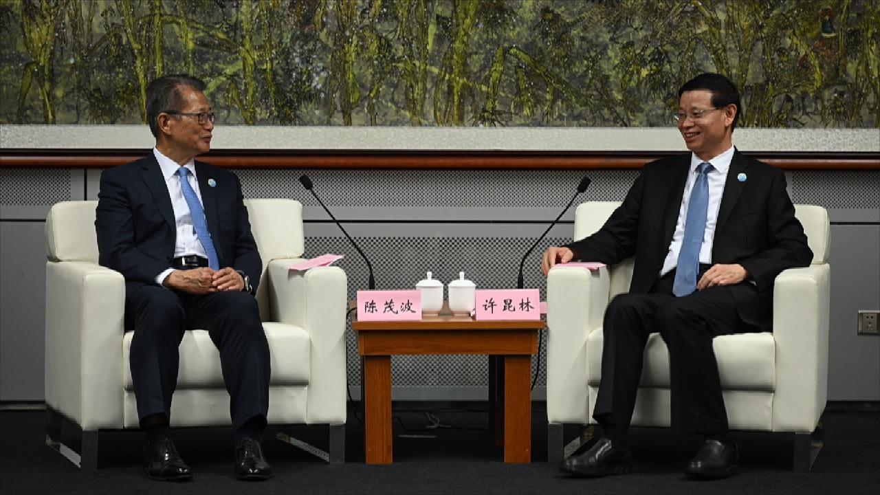陈茂波访大连推动辽港交流