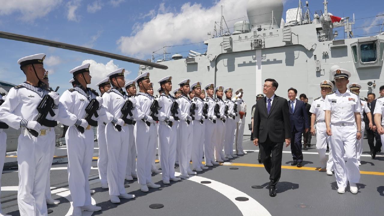 李家超歡迎南寧艦編隊抵港