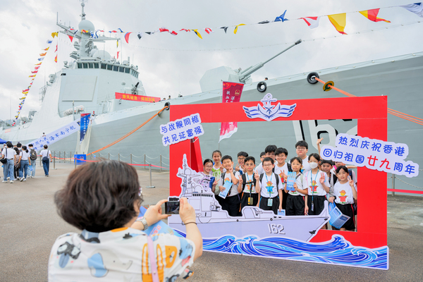 青少年學生參觀海軍艦艇感自豪