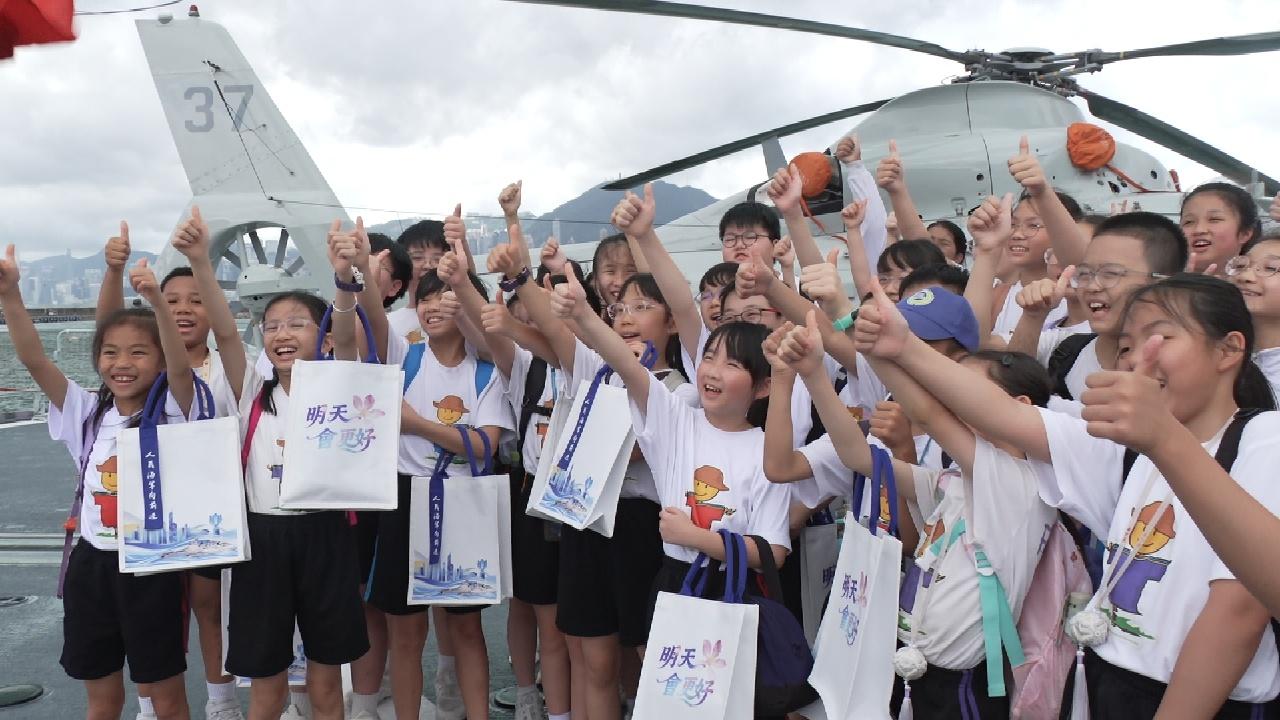 青少年學生參觀海軍艦艇感自豪