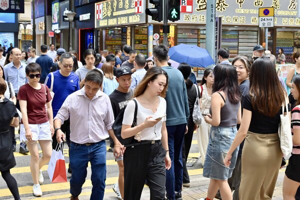 本港年中人口近752萬 本港年中人口近752萬