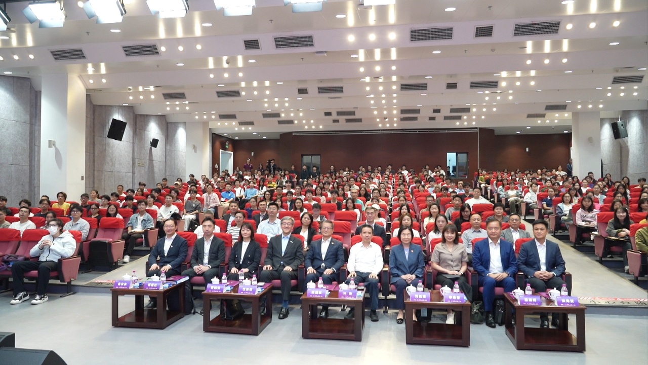 陈茂波到访南京大学
