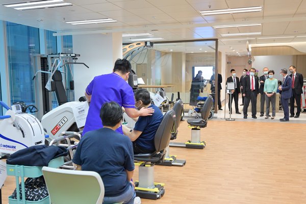 CE visits CUHK Medical Centre