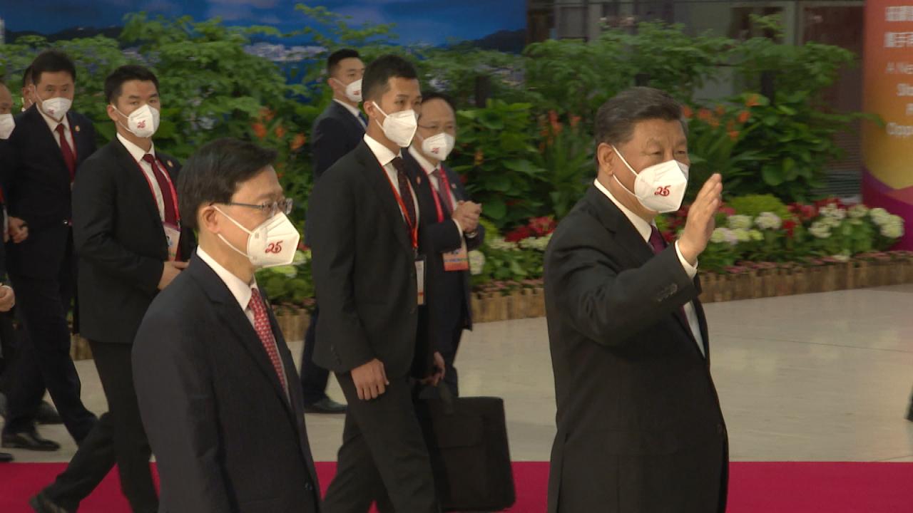 President meets new CE, officials