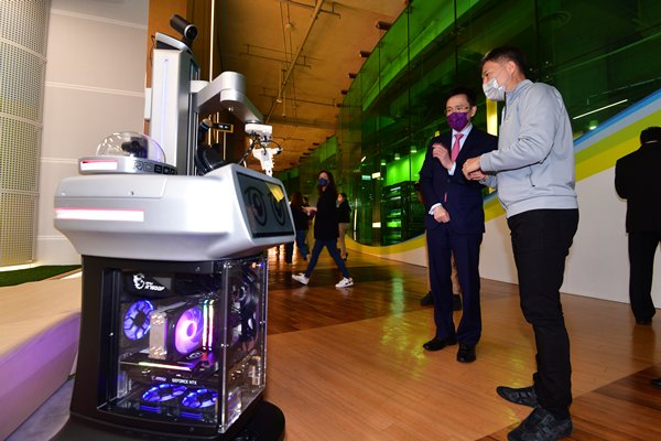 Sun Dong visits Cyberport