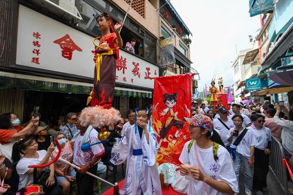 Bun festival attracts huge crowds