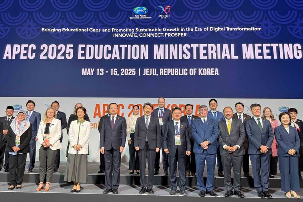 Choi Yuk-lin attends APEC meeting