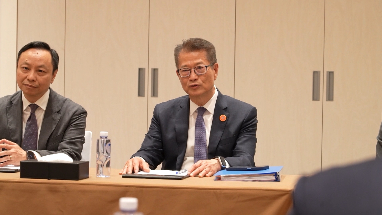 FS attends AIIB meeting in Beijing