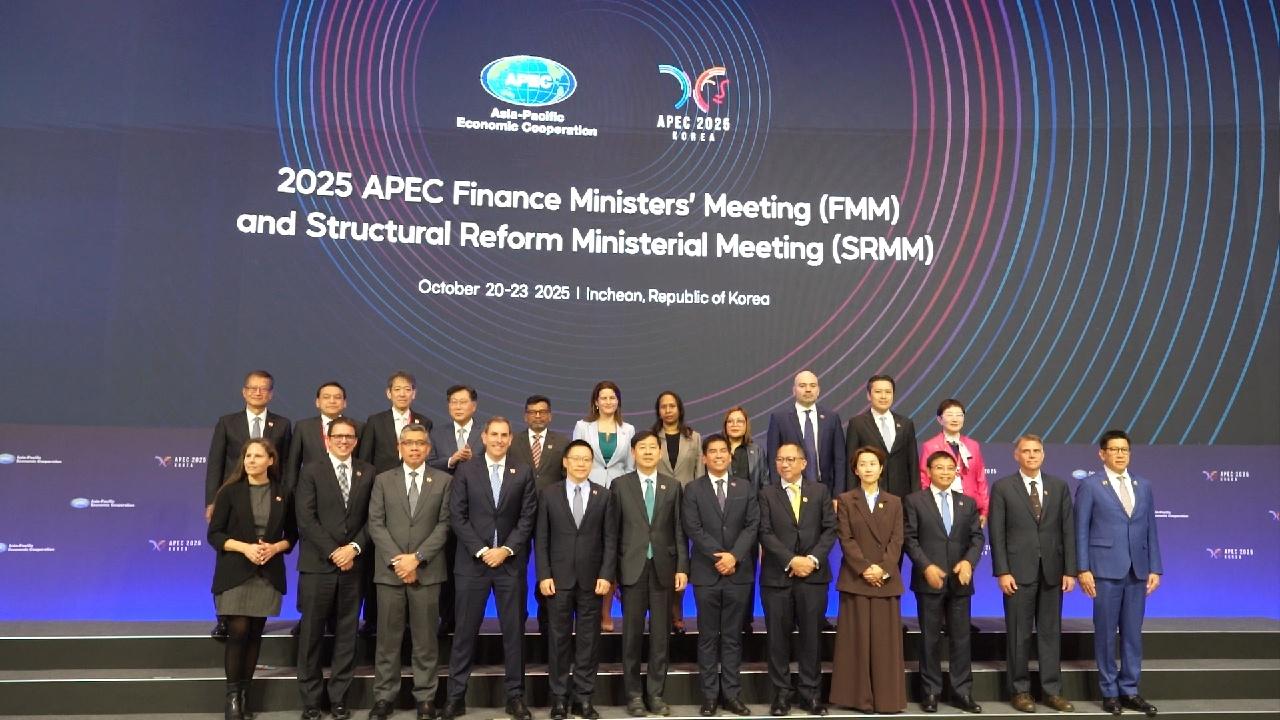 FS attends APEC meeting in Korea