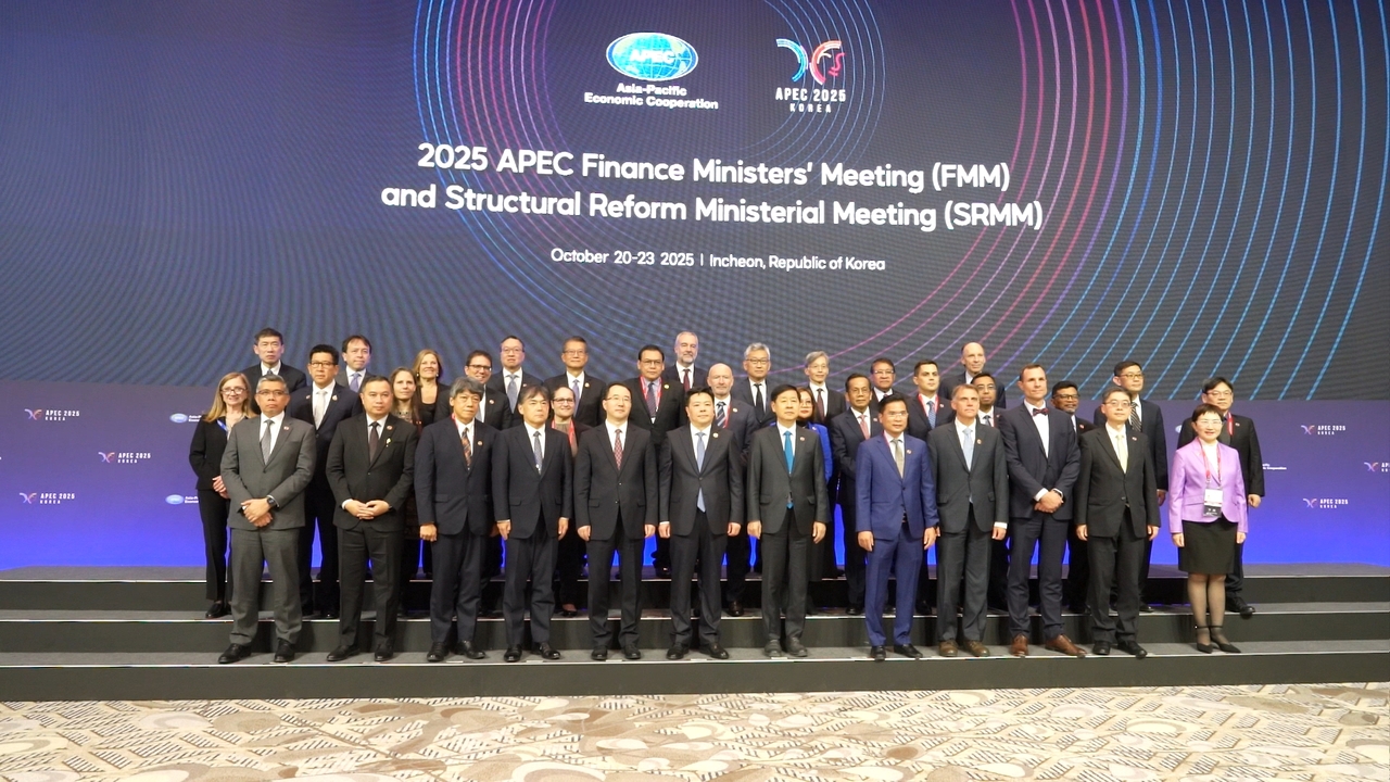 FS discusses AI at APEC session