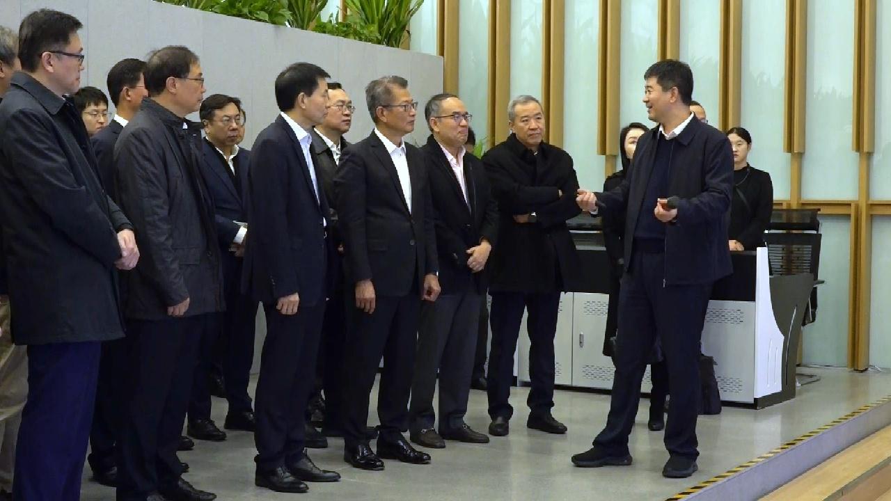 Xia Baolong meets HK delegation