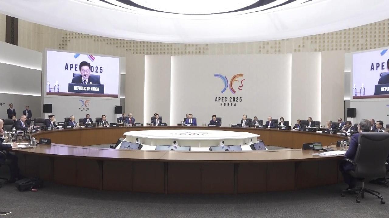 CE attends APEC meeting in Korea