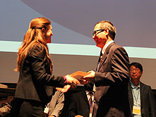 Welcome exchange: Director of Agriculture, Fisheries ＆ Conservation Alan Wong (right) receives a souvenir from a UNESCO representative.