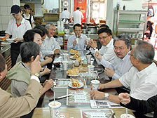 Breakfast banter: Financial Secretary John Tsang joins a breakfast gathering with Hong Kong people living in Taipei.