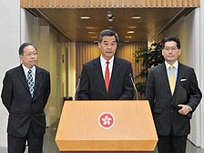 共商對策: 行政長官梁振英（中）宣布，內地未來三星期不會發出「一簽多行」的簽注，特區政府會成立小組與內地商討香港的承受能力。