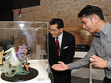 創意基地 : 商務及經濟發展局局長蘇錦樑（左）參觀「一個英雄的誕生 --- 馬榮成漫畫作品展」。