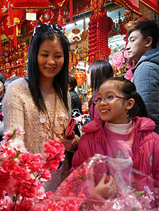 歡度新歲: 「寄養姨姨」區太（左）在新年到臨之前，帶同寄養兒童阿儀一起購買賀年飾物。