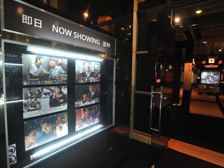 歷史痕跡: 放在「即日放映」玻璃箱中的電影畫片，是七、八十年代觀眾選擇電影的主要資料來源。