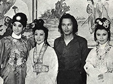 開創先河: 吳宇森（右二）於70年代，拍攝了嘉禾成立以來首部戲曲電影《帝女花》。（相片由香港電影資料館提供）