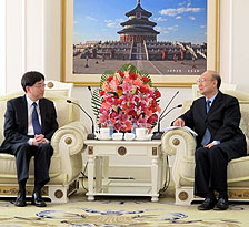 最新情況: 食物及衞生局局長高永文（左）在北京與國家質量監督檢驗檢疫總局局長支樹平會面，了解甲型禽流感H7N9病毒的最新情況。