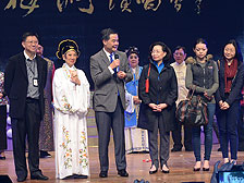 行政長官梁振英（左三）與太太和兩個女兒到北角新光戲院觀賞凌波、胡錦的黃梅調「梁祝」。