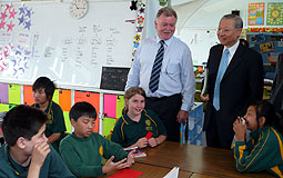 Michael Suen visits Melbourne primary school