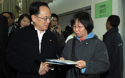 Donald Tsang talks to job seeker