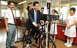 Gregory So visits school in Tsuen Wan