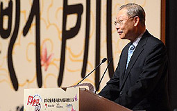 Michael Suen commends teachers