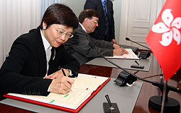 Rita Lau, Paavo V�yrynen