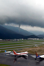 8月24日香港國際機場出現漏斗雲