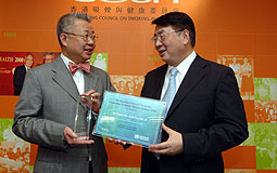 Dr Lam Ping-yan congratulates Dr Homer Tso 