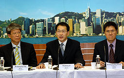劉光祥（中）公布香港數碼電視採用國家制式