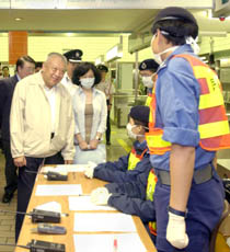 Tung Chee Hwa visits Lo Wu