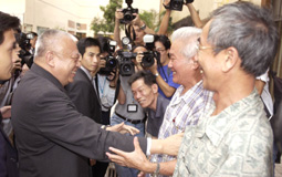 Tung Chee Hwa visits Amoy Gardens