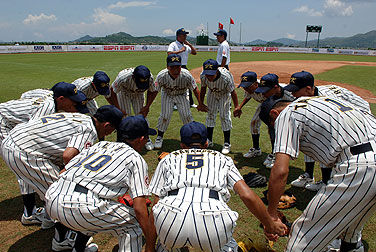 Hong Kong players in a huddle