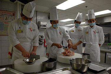 教導員示範如何準備雞隻