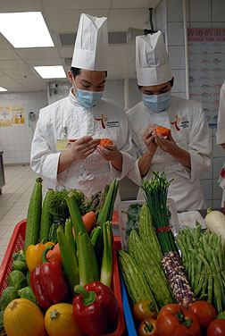 學員練習蔬果雕切